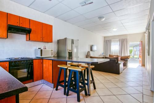 Kitchen, BM Gardens Apartment Hotel in Germiston