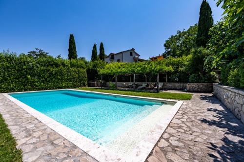 Countryside Villa With Pool - Happy Rentals