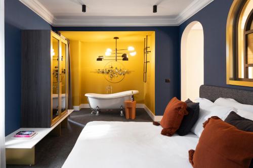 1 king bed, 1 twin bed, 1 sofa bed