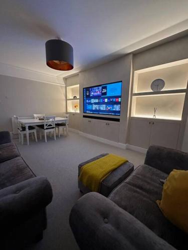 Luxurious New Serviced Apartment (Surrey)