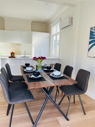 Luxurious Home Close to Beach near Tunnel Beach