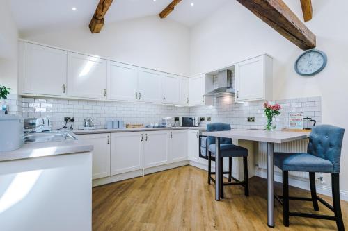 Tranquil 1-bed barn in Beeston by 53 Degrees Property, ideal for Couples & Friends, Great Location - Sleeps 2