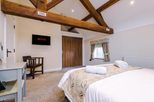 Tranquil 1-bed barn in Beeston by 53 Degrees Property, ideal for Couples & Friends, Great Location - Sleeps 2