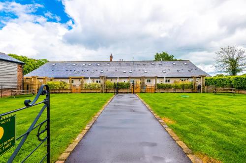 Tranquil 1-bed barn in Beeston by 53 Degrees Property, ideal for Couples & Friends, Great Location - Sleeps 2