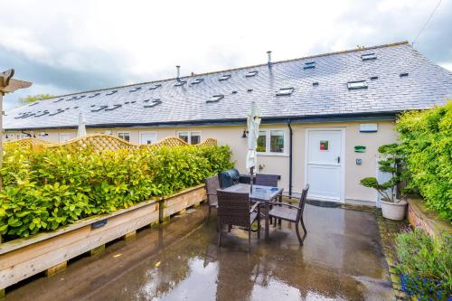 Tranquil 1-bed barn in Beeston by 53 Degrees Property, ideal for Couples & Friends, Great Location - Sleeps 2