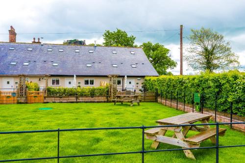 Tranquil 1-bed barn in Beeston by 53 Degrees Property, ideal for Couples & Friends, Great Location - Sleeps 2