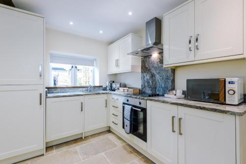 Unique 1-bed cottage in Beeston by 53 Degrees Property, ideal for Couples & Friends, Great Location - Sleeps 2