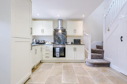 Unique 1-bed cottage in Beeston by 53 Degrees Property, ideal for Couples & Friends, Great Location - Sleeps 2