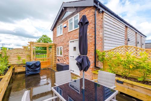 Unique 1-bed cottage in Beeston by 53 Degrees Property, ideal for Couples & Friends, Great Location - Sleeps 2