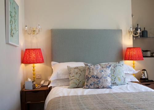 Compact Double Room image 5