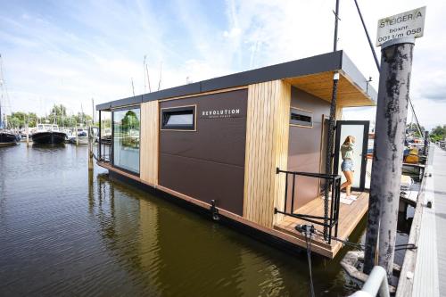  Revolution Houseboat, Unterkunft in Strijensas