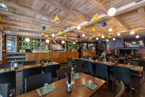 Pub/Lounge, Hotel-Restaurant Logis l'Aubrac Laguiole in Laguiole