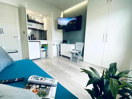 Stylish Studio Steps from Sea, Bars & Promenade Apt. 05