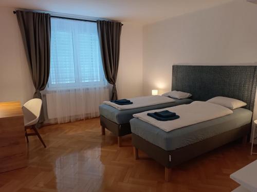 1 queen bed, 1 sofa bed