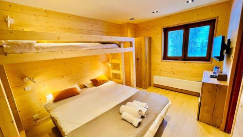 1 double bed, 1 bunk bed