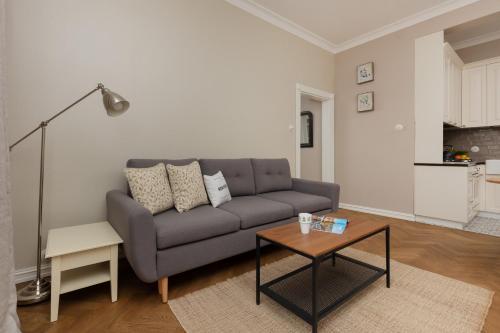 Metro Rondo ONZ Apartment by Noclegi Renters, Warschau
