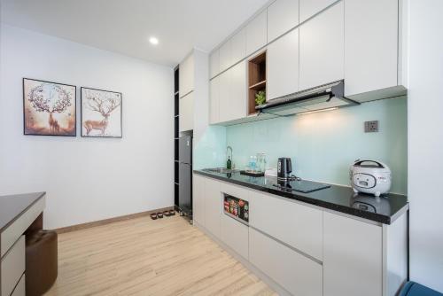 Studio with Balcony image 4