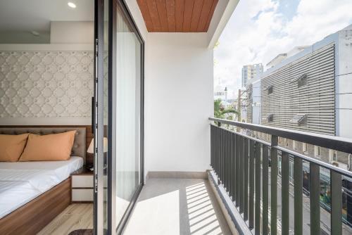 Studio with Balcony image 2