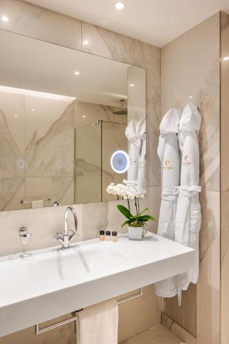 The Square Milano Duomo - Preferred Hotels & Resorts Room Type - Deluxe Triple Room