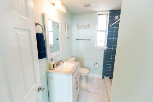 NEW Listing! Centrally Located Efficiency One Mile to the Beach! in Jacksonville Beach, USA
