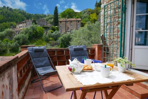 Erkély/terasz, Casa spaziosa in caratteristico paesino di alta collina in Santa Maria Albiano