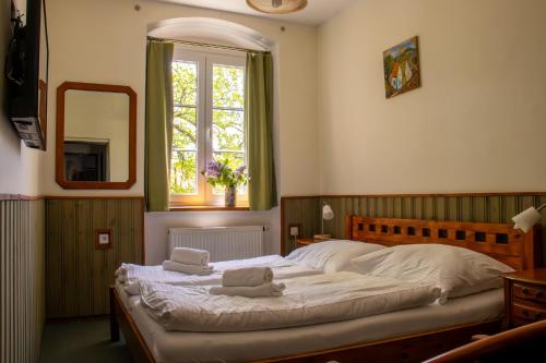 2 bedrooms, 3 beds