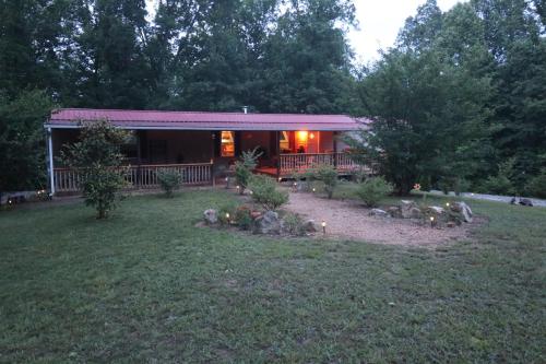 Cozy Tennessee Plateau home with furnished outdoor living and 1G Wi-Fi photo 3