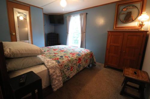 Cozy Tennessee Plateau home with furnished outdoor living and 1G Wi-Fi photo 2