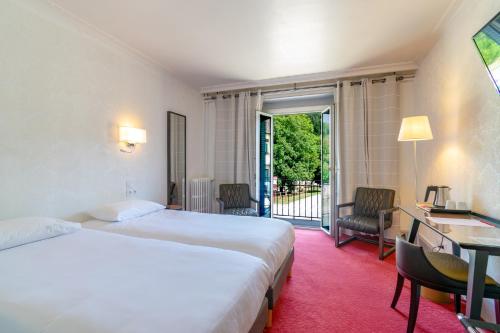 Twin Room with Balcony and Forest View