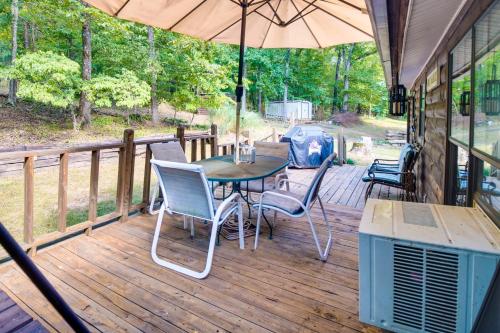 Pet-Friendly Elkins Vacation Rental w/ Decks! in Hazel Valley (AK)