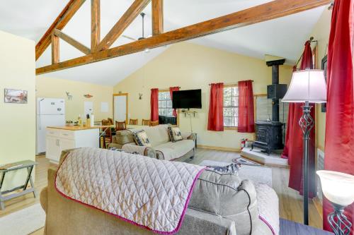 Scenic Lackawaxen Cottage with Pools and Ski Access! in Lackawaxen, USA
