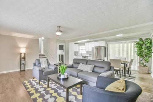 3BR/2B home w/ spacious lot with private backyard in Smyrna