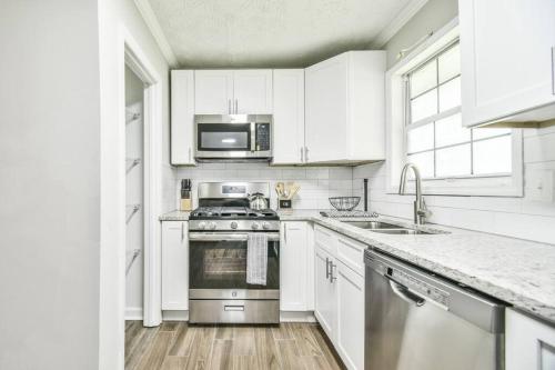 3BR/2B home w/ spacious lot with private backyard in Smyrna