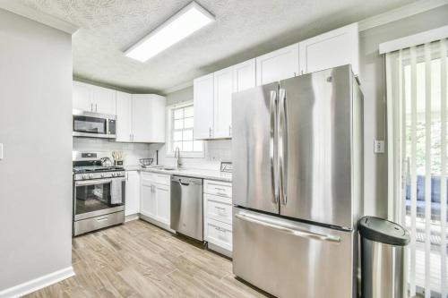3BR/2B home w/ spacious lot with private backyard in Smyrna
