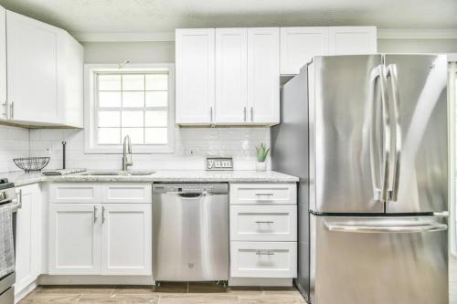 3BR/2B home w/ spacious lot with private backyard in Smyrna