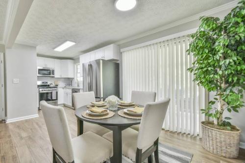 3BR/2B home w/ spacious lot with private backyard in Smyrna