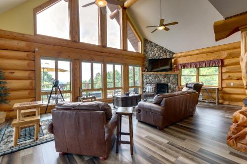 Murphy Cabin with Fire Pit and Mountain Views! in Murphy, USA
