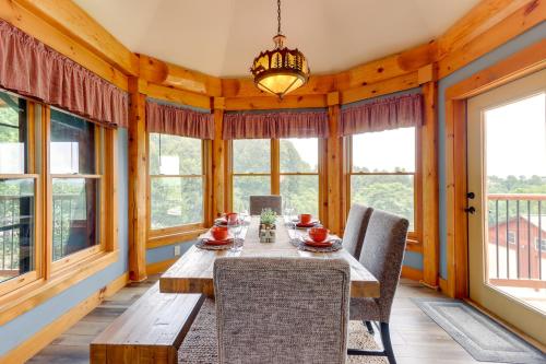 Murphy Cabin with Fire Pit and Mountain Views! in Murphy, USA