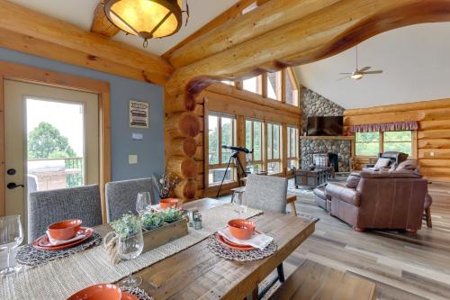 Murphy Cabin with Fire Pit and Mountain Views! in Murphy, USA