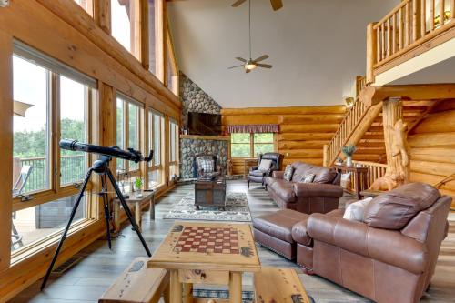 Murphy Cabin with Fire Pit and Mountain Views! in Murphy, USA