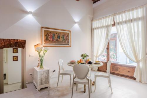  Smart and Convenient Ground Floor Apartment inside in Lucca
