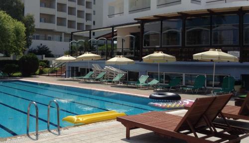 Pylea Beach Hotel - image 2