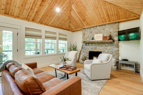 Spacious Home on Beaver Lake w/ Deck & Fire Pit!, Rogers