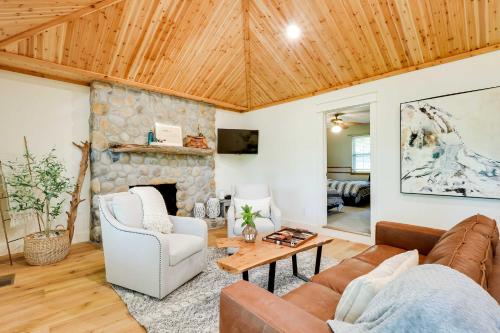 Spacious Home on Beaver Lake w/ Deck & Fire Pit!, Rogers (Foto 8)