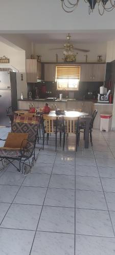  Helens family house near the sea in Vari