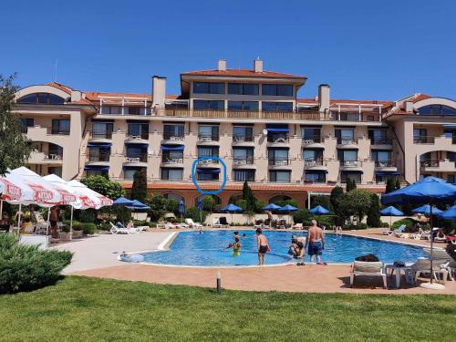 SUN AND FLOWERS APARTMENTS in front of the sea in Каварна