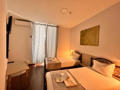 Twin Room image 10