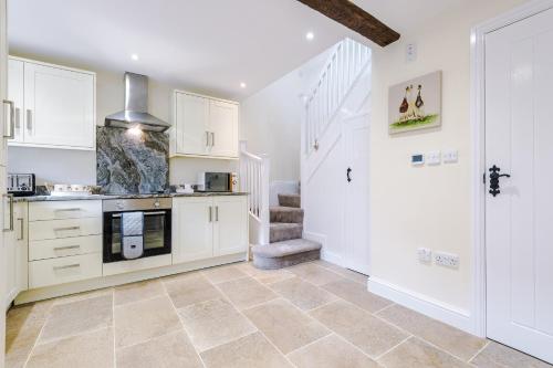 Unique 1-bed cottage in Beeston by 53 Degrees Property, ideal for Couples & Friends, Great Location - Sleeps 2