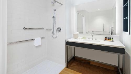 King Room with Roll-In Shower - Mobility and Hearing Access/Non-Smoking image 1