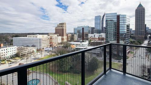One-Bedroom King Suite with Balcony and City View image 4